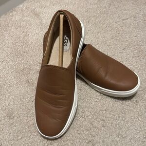 Ugg Kitlyn- brown leather slip on